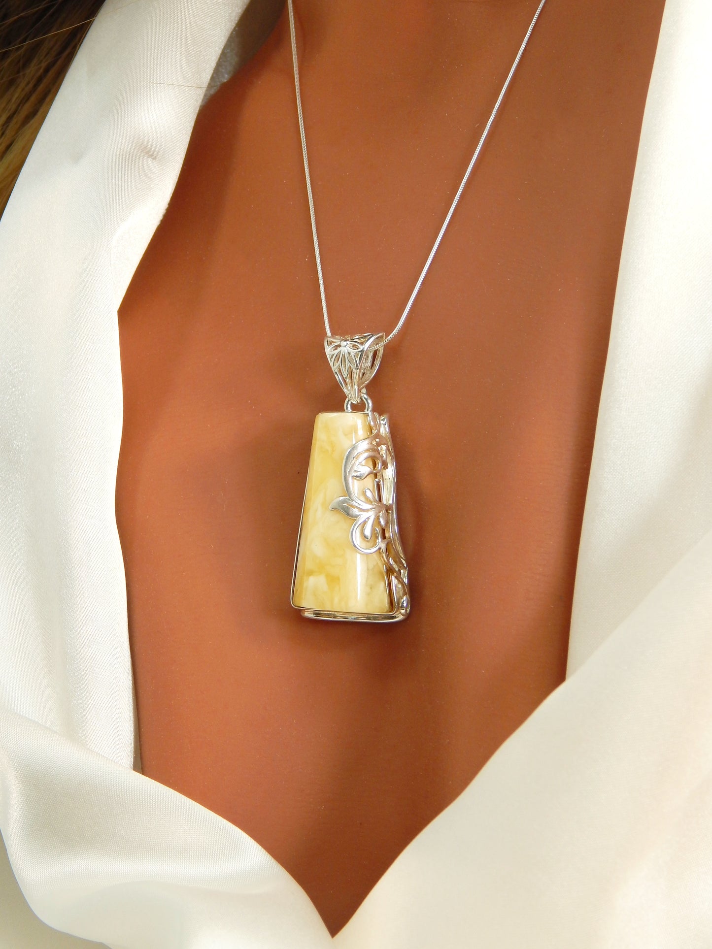 Natural Baltic White and Butterscotch Amber Floral Pendant Necklace