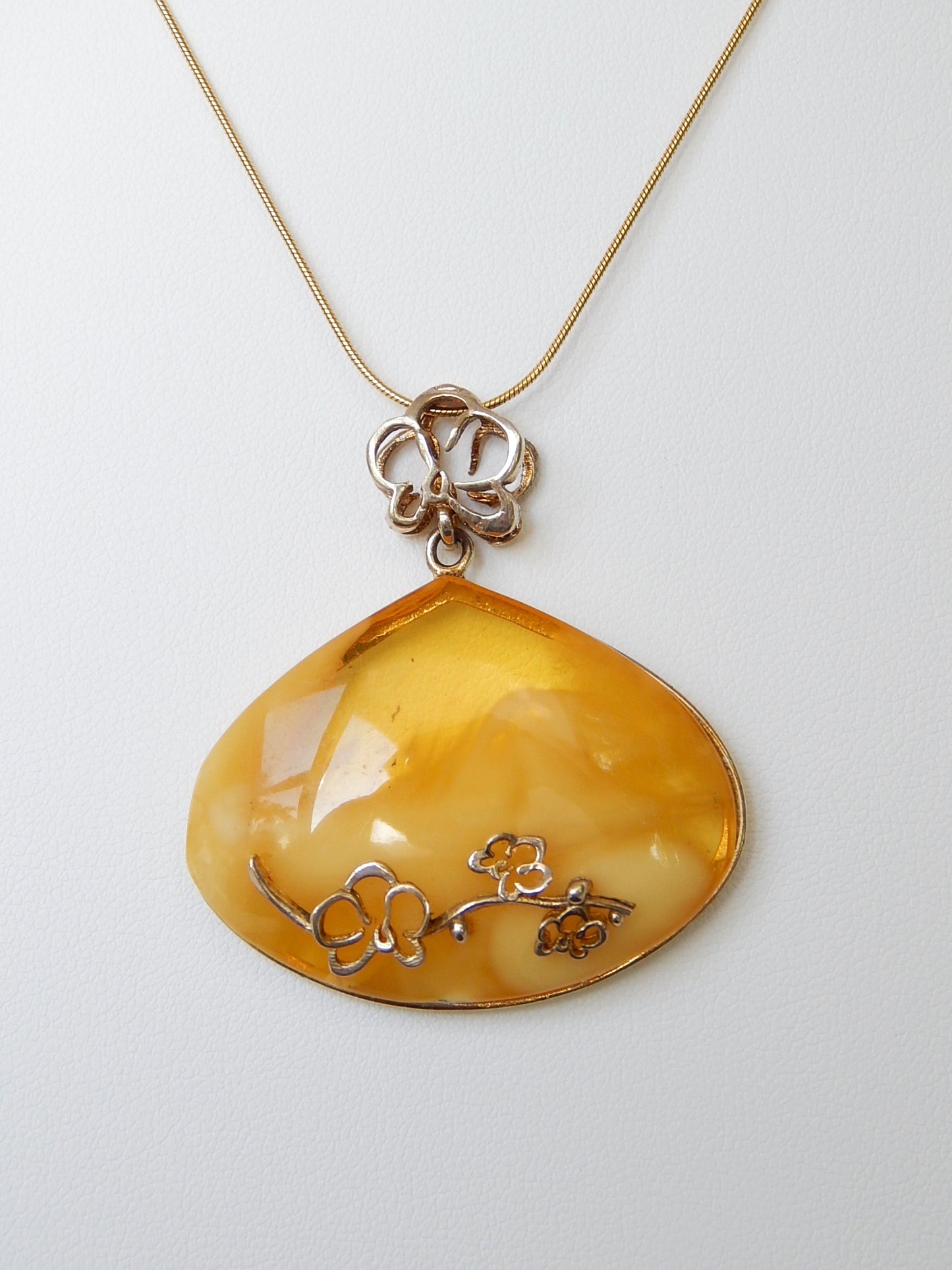 Handmade 14k Gold Plated Natural Baltic Lemon and White Amber Daisy Pendant Necklace